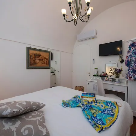 Antica Repubblica In The Historical Center 2 Minutes Away,100mt From The Sea 4*